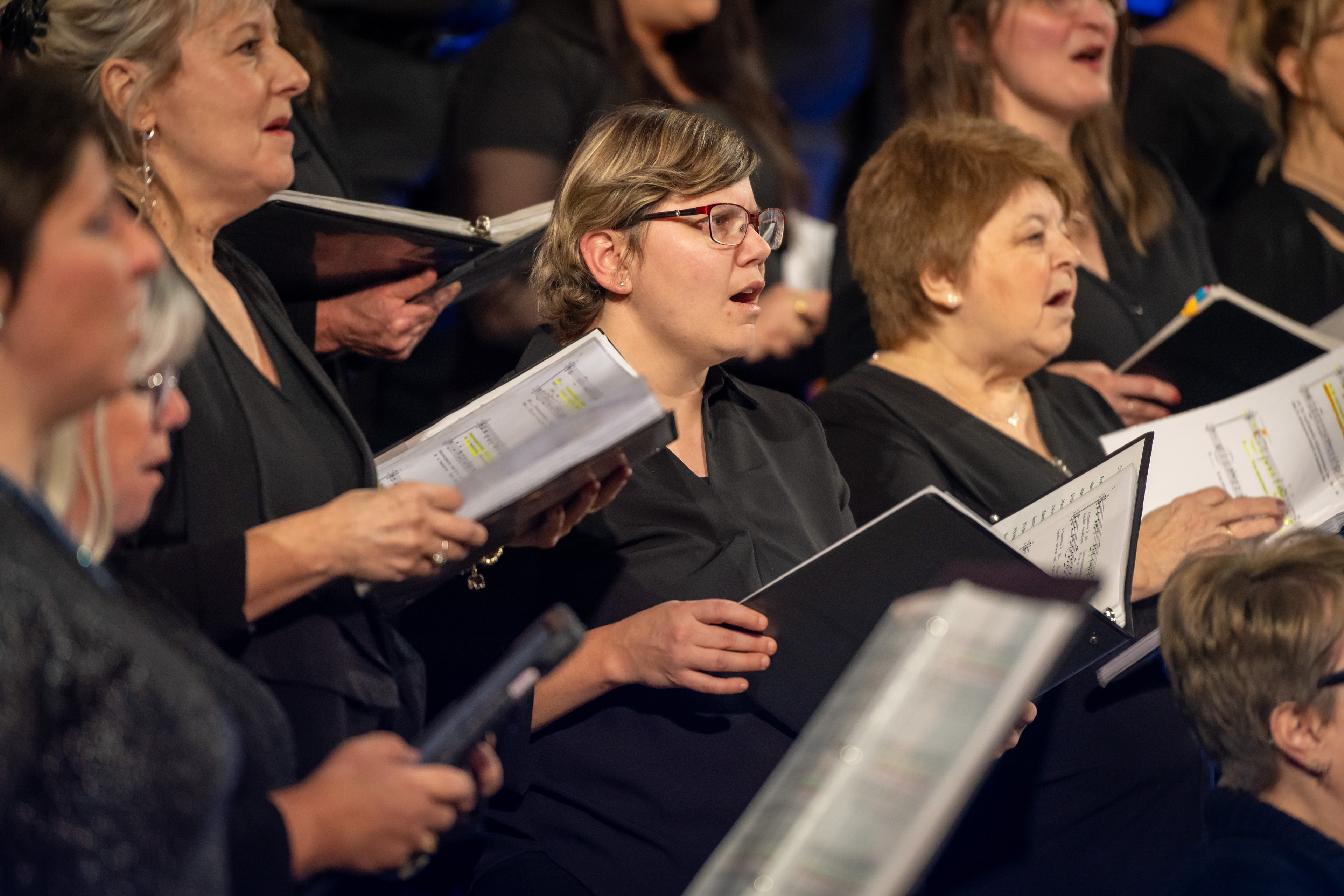 Choristes de DrummondVoix en pleine prestation avec leurs partitions