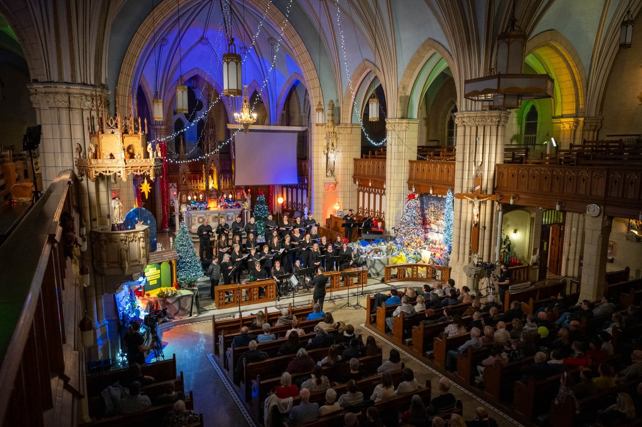 Vue panoramique du concert de DrummondVoix dans l'église
