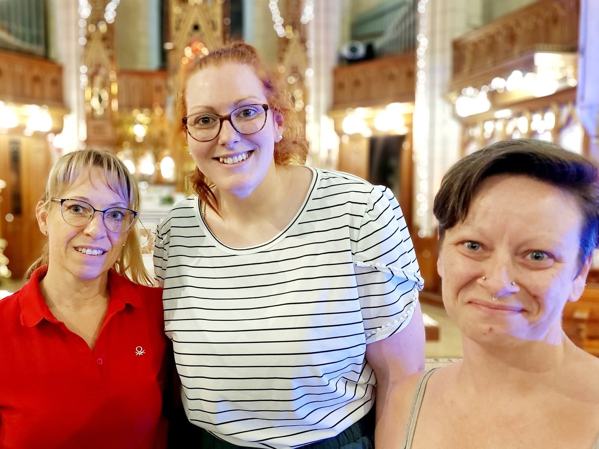 Trois choristes de DrummondVoix réunies dans l'église